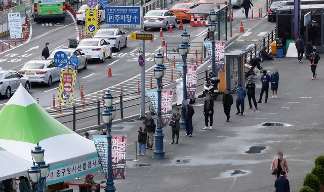 코로나19 신규 확진자가 542명으로 집계된 13일 오전 서울 중구 서울역광장에 마련된 코로나19 중구임시선별검사소에서 시민들이 검사를 받기 위해 줄 서 있다.