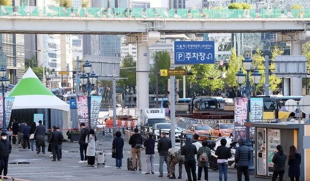 코로나19 신규 확진자가 731명으로 집계된 14일 오전 서울 중구 서울역광장에 마련된 코로나19 중구임시선별검사소에서 시민들이 검사를 받기 위해 줄 서 있다.