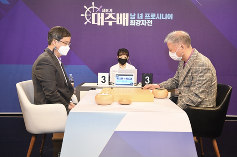 서봉수 9단, 유창혁 9단 누르고 18년만에 통산 30번째 우승컵 들어 올려