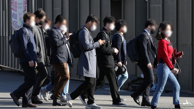 때늦은 꽃샘추위가 찾아온 지난 14일 오전 서울역에서 시민들이 두꺼운 옷을 입고 출근을 하고 있다.