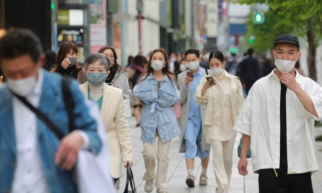 13일 일본 도쿄에서 코로나19의 확산을 막기 위해 마스크를 쓴 사람들이 거리를 걷고 있다.