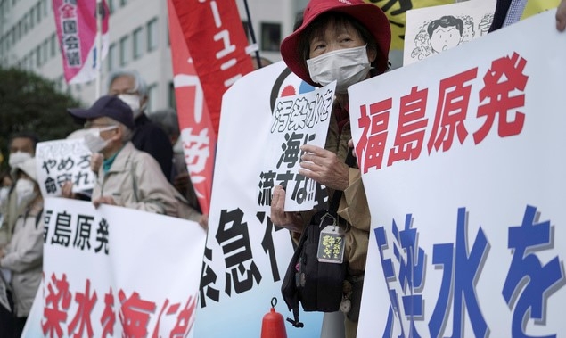 13일 일본 도쿄의 총리관저 밖에서 후쿠시마 원전 오염수 해양 방류에 반대하는 시민들이 &quot;방사능 오염수를 바다에 버리지 말라&quot;라고 쓰인 현수막을 들고 시위하고 있다. 일본 정부는 지역 어민과 주민들의 반대 속에 후쿠시마 원전에서 나온 대량의 방사능 오염수를 2년 후에 태평양으로 방류하기로 했다. 