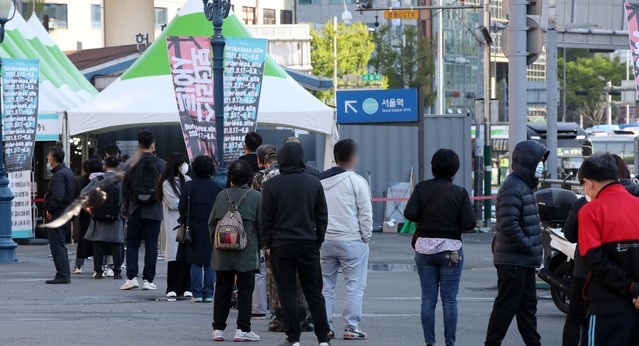 지난 14일 오전 서울 중구 서울역광장에 마련된 코로나19 중구임시선별검사소에서 시민들이 검사를 받기 위해 줄 서 있다.