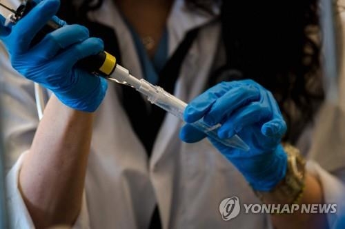 몬트리올 임상 연구소의 코로나19 검사 모습 / 사진제공=연합뉴스