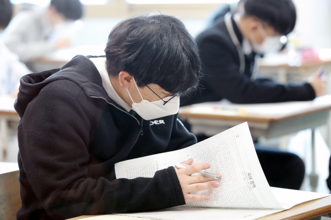 지난 3월 25일, 올해부터 달라지는 대학수학능력시험(수능) 체제에 맞춘 고등학교 전국연합학력평가가 실시됐다. / 사진제공=연합뉴스