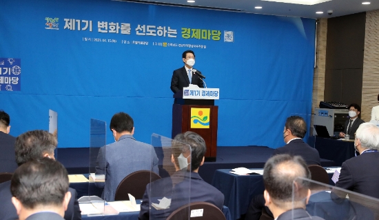 김영록 전라남도지사가 15일 광양시 호텔락희에서 열린 전남도 2021년 제1기 ‘변화를 선도하는 경제마당’ 행사에서 인사말을 하고 있다./사진=전라남도
