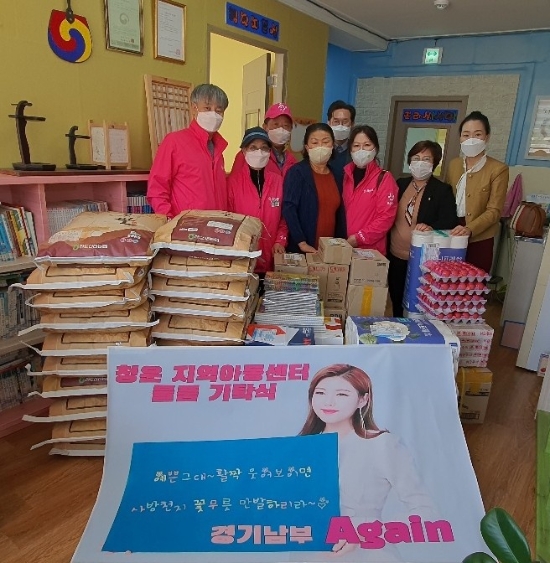 송가인 팬클럽 AGAIN(어게인) 경기남부지부 회원들 기부식 기념촬영/사진=진도군