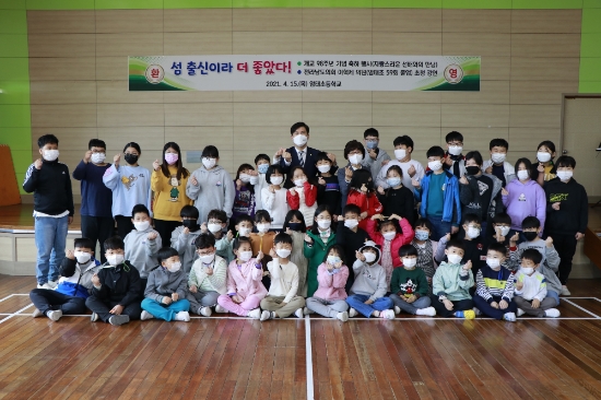 전남도의회 이혁제 예결위원장(더불어민주당·목포4)은 15일 신안 암태초등학교를 방문해 전교생 46명을 대상으로 특강을 실시했다/사진=전남도의회