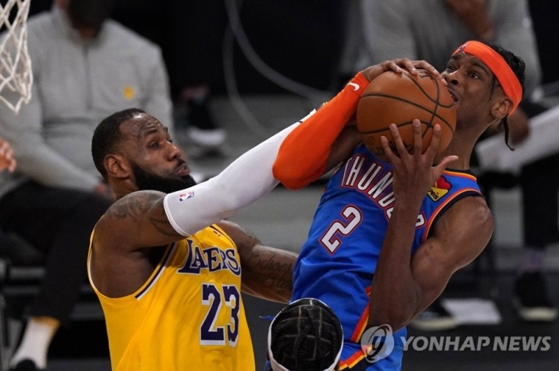 미국프로농구(NBA) LA 레이커스는 보스턴 셀틱스와 함께 NBA 최고 명문팀이다. 사진은 오클라호마 썬더스와의 경기서 '킹' 르브론 제임스가 볼다툼을 하는 모습.