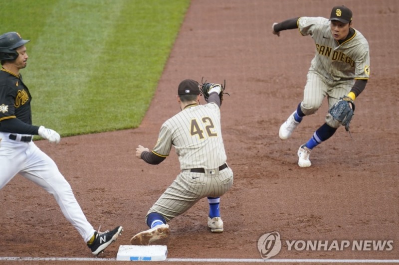 (피츠버그 AP=연합뉴스) 샌디에이고 파드리스 한국인 내야수 김하성(오른쪽)이 16일(한국시간) 미국 펜실베이니아주 피츠버그 PNC파크에서 열린 피츠버그 파이리츠와의 방문 경기에 유격수로 선발 출전해, 1회말 2루수 자리까지 이동해 타구를 처리하고 있다.