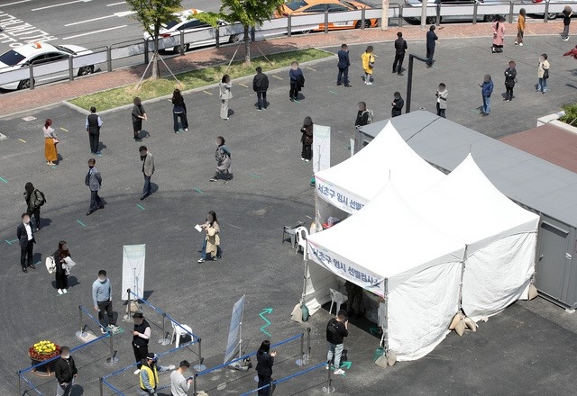 0시 기준 코로나19 국내 신규확진자가 698명 발생한 지난 15일 서울 서초구 고속터미널역 코로나19 임시선별검사소에서 시민들이 검사를 받기 위해 줄서 기다리고 있다.