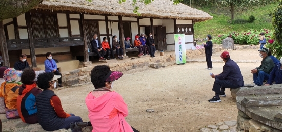 지난 15일 실시한 재가 암 환자 자조모임 건강관리 교육 장면/사진=강진군