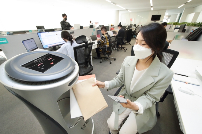 KT, AI 로봇이 우편물 배송 ‘알아서 척척’