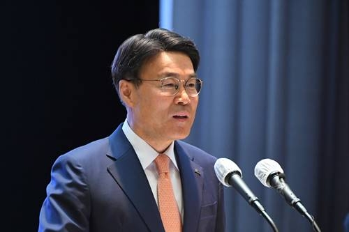포스코홀딩스 CEO후보추천위원회(이하 후추위)는 3일 개최된 회의에서 그간 지원서를 제출한 내부후보에 대한 1차 심사를 통해 다음 단계인 ‘평판조회대상자’로 8명을 선정했다고 밝혔다. 선정된 내부후보 리스트에는 최정우 현 회장은 포함되지 않았다고 후추위는 전했다. 사진은 최정우 포스코그룹 회장의 모습. (사진 = 포스코그룹 제공)