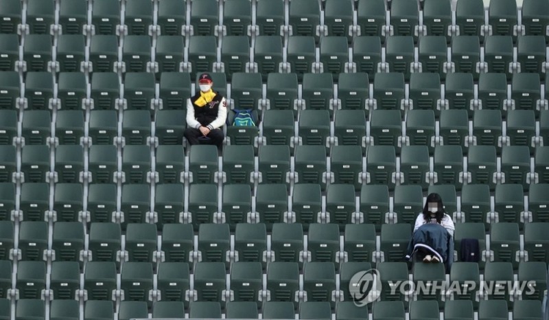 16일 2021 KBO 프로야구 두산 베어스와 LG 트윈스의 경기가 열린 서울 잠실야구장을 찾은 양팀 팬들이 서로 떨어져 자리에 앉아 있다. [연합뉴스]