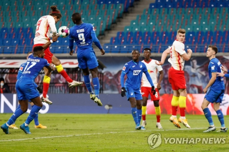 라이프치히 유수프 포울센이 헤딩슛 상황에서 핸드볼 반칙을 범하는 장면. (AFP=연합뉴스)