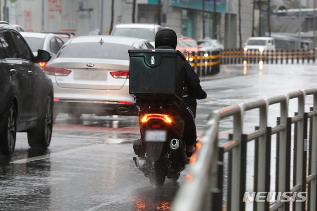 지난달 1일 서울 도심에서 라이더들이 비가 내리는 가운데 배달을 하고 있다.