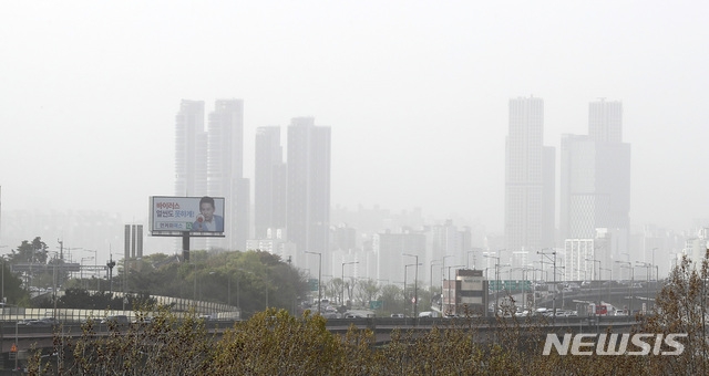 황사의 영향으로 수도권 등에 미세먼지가 나쁨 상태를 보이고 있는 16일 오후 서울 송파구 잠실야구장에서 바라본 서울 도심이 뿌옇다.