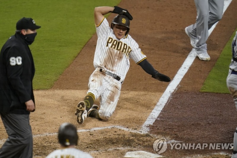 (샌디에이고 AP=연합뉴스) 샌디에이고 파드리스 김하성이 17일(한국시간) 미국 캘리포니아주 샌디에이고의 펫코파크에서 열린 로스앤젤레스 다저스와의 홈경기, 7회 득점하고 있다.