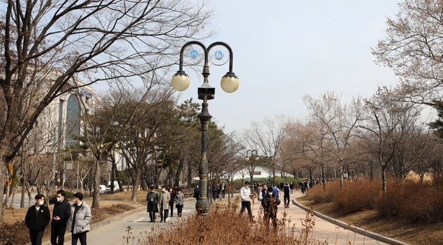 서울 영등포구 여의도공원에서 시민들이 산책을 즐기고 있다.