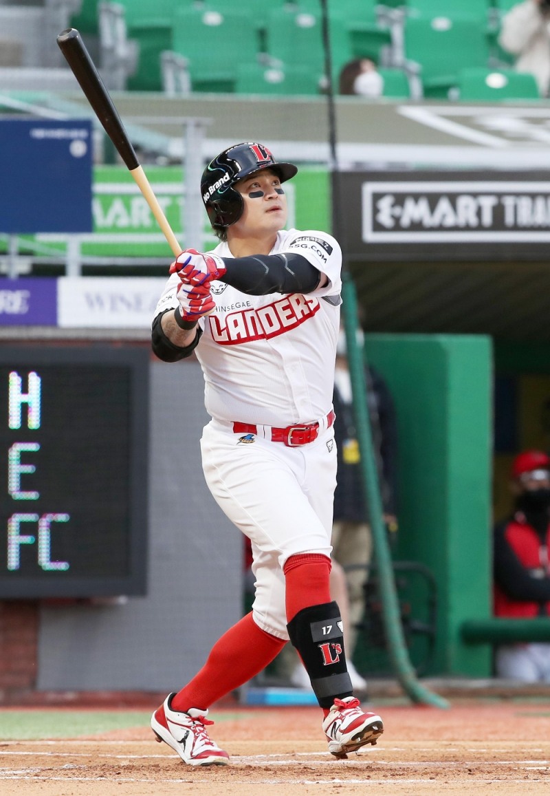 추신우가 17일 인천 홈경기에서 2게임 연속으로 선제홈런을 날리며 서서히 타격감을 끌어 올렸다. 사진은 16일 KIA전에서 시즌 1호 홈런을 날리는 모습