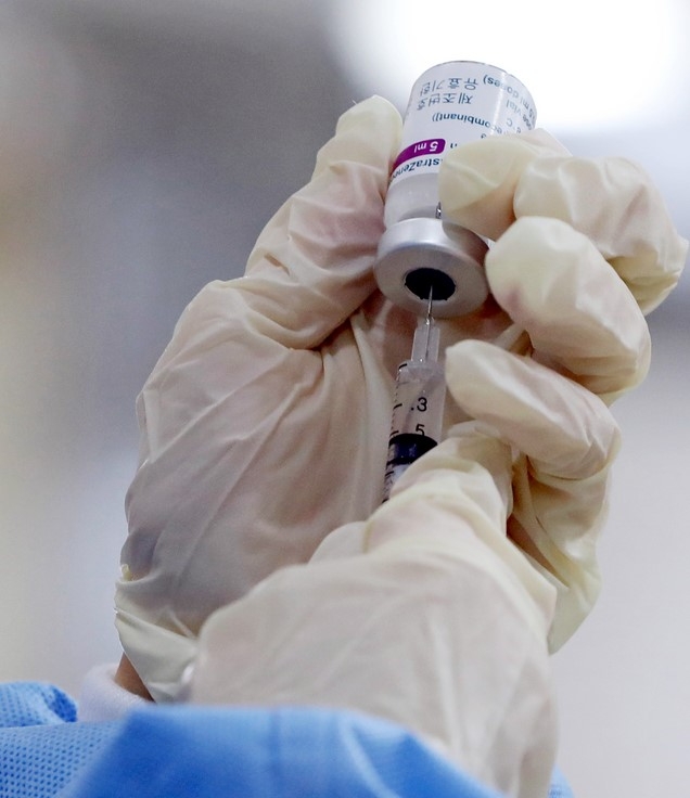 지난 2월 26일 오전 광주 북구 비엔날레실버타운에서 의료진이 신종 코로나바이러스 감염증(코로나19) 아스트라제네카 백신 투여를 위해 주사기에 담고 있다.