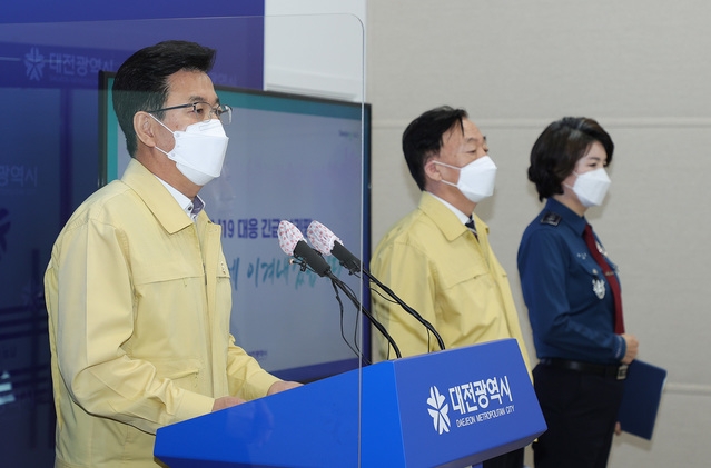 허태정 (왼쪽) 대전시장과 설동호 (가운데) 시교육감, 송정애 대전지방경찰청장이 7일 대전시청 기자회견장에서 사회적거리2단계 격상을 발표하고 있다. (사진= 대전시 제공)
