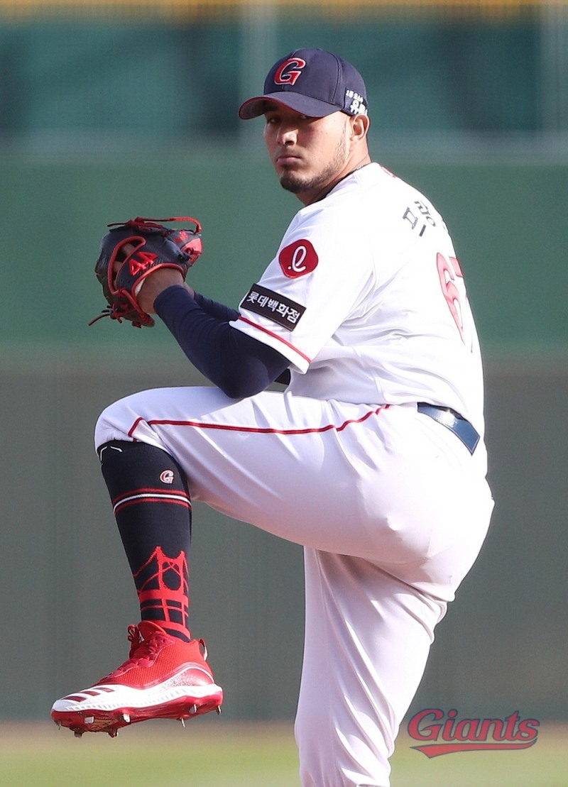 롯데의 새 외국인 앤더슨 프랑코는 1이닝도 채우지 못하고 61개의 공을 던지고 8실점하는 KBO 리그 최초 흑역사의 주인공이 됐다.