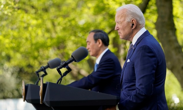조 바이든(오른쪽) 미국 대통령과 스가 요시히데 일본 총리가 16일(현지시간) 백악관 집무실에서 정상 회담을 마치고 로즈가든으로 장소를 옮겨 공동 기자회견을 하고 있다. 