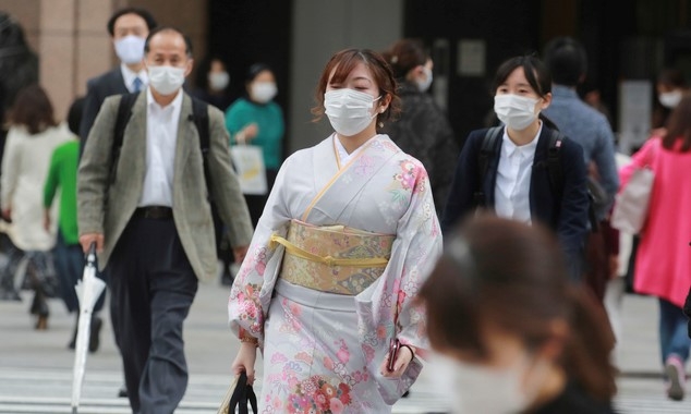 13일 일본 도쿄에서 코로나19의 확산을 막기 위해 마스크를 쓴 사람들이 거리를 걷고 있다. 일본 오사카부에서 코로나19 신규 확진자가 1000명을 넘어서 역대 최다를 기록했다고 현지 언론이 전했다.