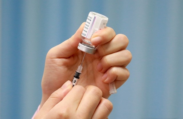 2일 오전 서울 마포구보건소에서 한 의료진이 보건의료단체장 아스트라제네카 코로나19 백신 접종을 앞두고 백신을 주사기에 분주(백신을 주사기에 나눠 옮김) 하고 있다.