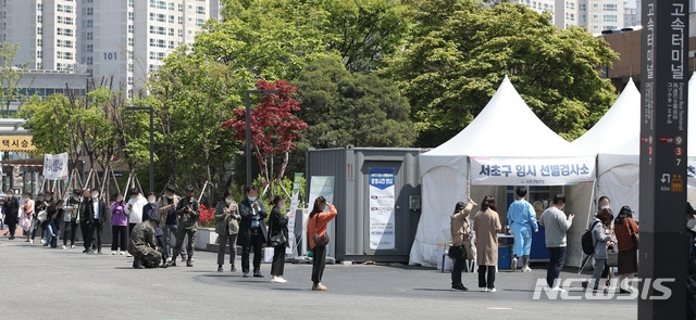 지난 15일 서울 서초구 고속터미널역 코로나19 임시선별검사소에서 시민들이 검사를 받기 위해 줄서 기다리고 있다.