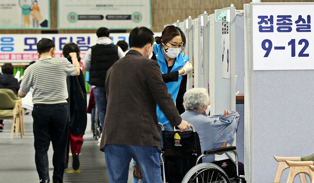 지난 17일 오전 서울 동작구 사당종합체육관에 마련된 코로나19 접종센터에서 직원안내에 따라 어르신들이 화이자 백신 접종실로 들어가고 있다. (사진=동작구청 제공)
