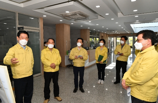 전남도지사가 18일 12명의 코로나19 확진자가 발생한 담양지역을 방문해 발생 현황과 대응 상황을 듣고 있다./사진=담양군