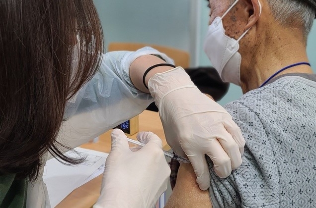 천안시 실내테니스장에 마련된 천안시 예방접종센터에서 시민이 화이자 백신을 접종받고 있다. 