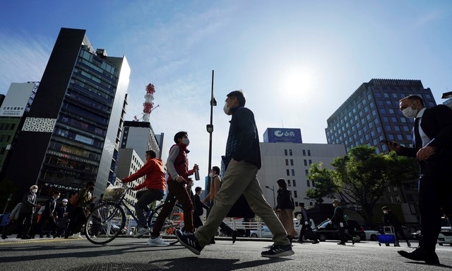 지난 15일 일본 수도 도쿄의 시민들이 코로나19 감염 예방을 위해 마스크를 착용하고 거리를 걷고 있다.