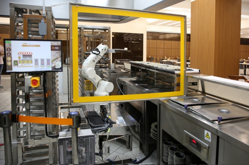 사진=아워홈이 2019년 도입한‘배식 로봇’