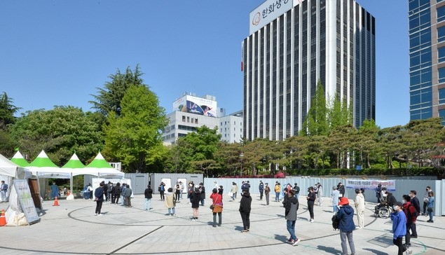 대구 지역 코로나19 확진자가 24명으로 집계된 19일 오전 대구 중구 국채보상운동기념공원에 마련된 임시선별검사소에서 시민들이 검사를 받기 위해 줄 서 기다리고 있다.