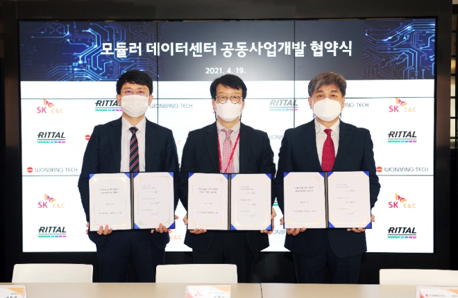윤혁노 SK건설 에코엔지니어링부문장(가운데)과 구도준 리탈코리아 대표(왼쪽), 김병진 원방테크 대표