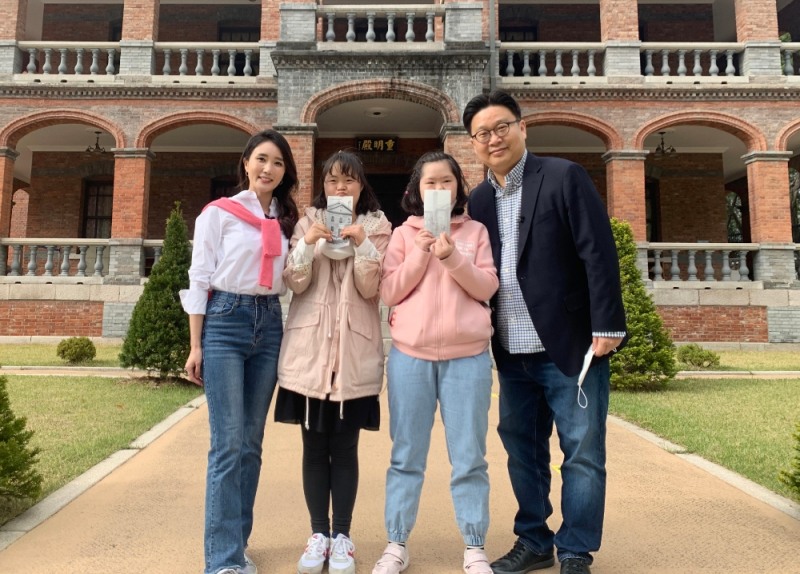 이번 영상을 함께 촬영한 김여진 아나운서, 오서영 학생, 이수현 학생, 서경덕 교수