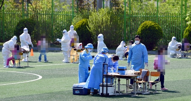 19일 오전 광주 광산구 한 초등학교 운동장에서 코로나19 전수검사가 진행되고 있다. 