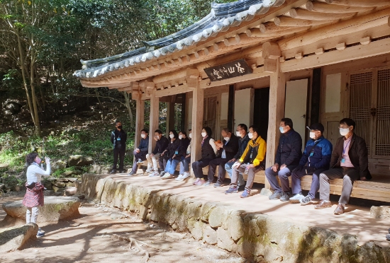 다산초당 및 다산박물관에서 해설사로부터 설명 듣는 중/사진=강진군