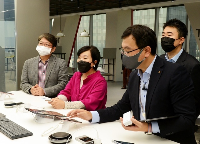 19일 서울 여의도 파크원 빌딩에 조성된 마블스퀘어에서 KB증권 박정림 사장(왼쪽 두 번째)과 하우성 마블랜드트라이브장(왼쪽 첫 번째)이 애자일 랩의 활용 방법을 설명 듣고 있다. (사진=KB증권 제공)