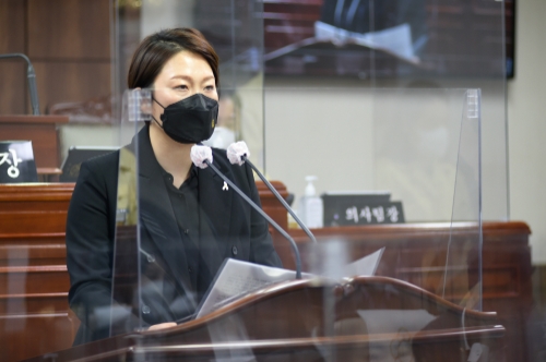 제250회 임시회 제2차 본회의에서,‘철도 공공성 강화를 위한 철도 대통합 촉구 건의안’을 발의한 김미애의원(정의당)/사진=순천시의회