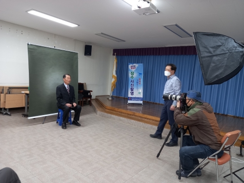 대한노인회 신안군지회는 19일 암태면 경로당 회원 30여명을 대상으로 장수사진 촬영을 실시했다/사진=신안군