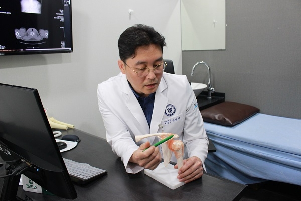 노년층의 흔한 어깨 질환 ‘오십견’ 신속한 치료가 중요해