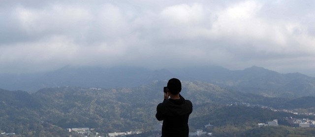 비가 그친 13일 오전 서울 용산구 남산공원에서 바라본 하늘이 맑아지고 있다.