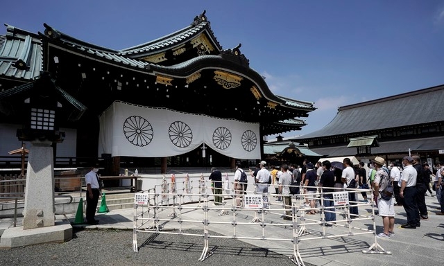 태평양전쟁 패전 75주년을 맞은 15일 일본 도쿄의 야스쿠니 신사를 찾은 참배객들이 참배 순서를 기다리고 있다. 아베 신조 일본 총리는 야스쿠니 신사에 참배하진 않았으나 공물을 바친 것으로 알려졌다.