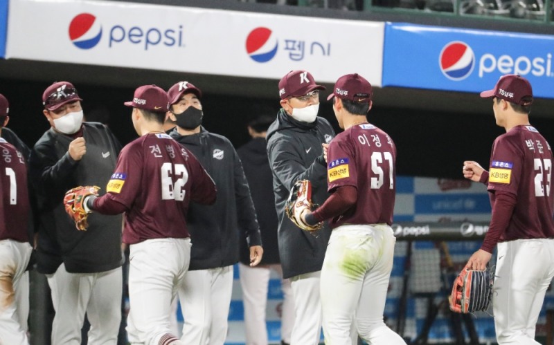 키움이 지난 13일 스미스가 7이닝 2실점으로 승리를 한 이후 6연패에 빠져 있다. 스미스는 이 승리 뒤인 15일 방출통보를 받았다. 사진은 키움이 승리한 뒤 더그아웃으로부터 환영을 받고 있는 모습