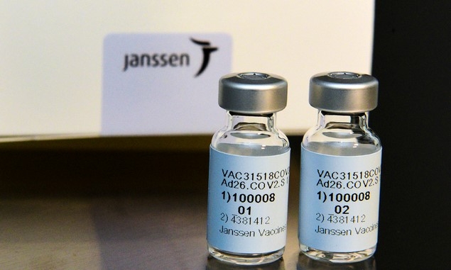 존슨앤존슨 사가 2020년 9월 제공한 자회사 얀센 개발 코로나 19 백신 시제품. 29일 면역 기제 발동을 통한 예방효율이 전세계 평균 66%, 미국 경우 72%로 발표되었다. 